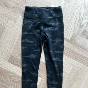 Athletes girl high rise chit chat legging
Girls 8-10
Black/grey camo